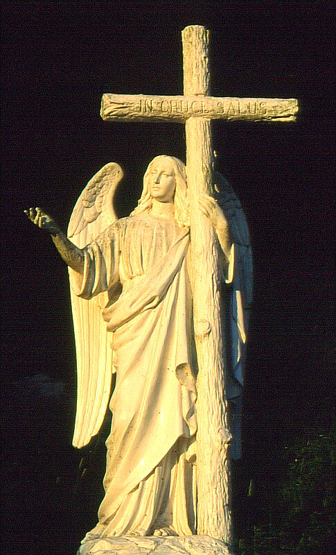 Engel mit großem Kreuz