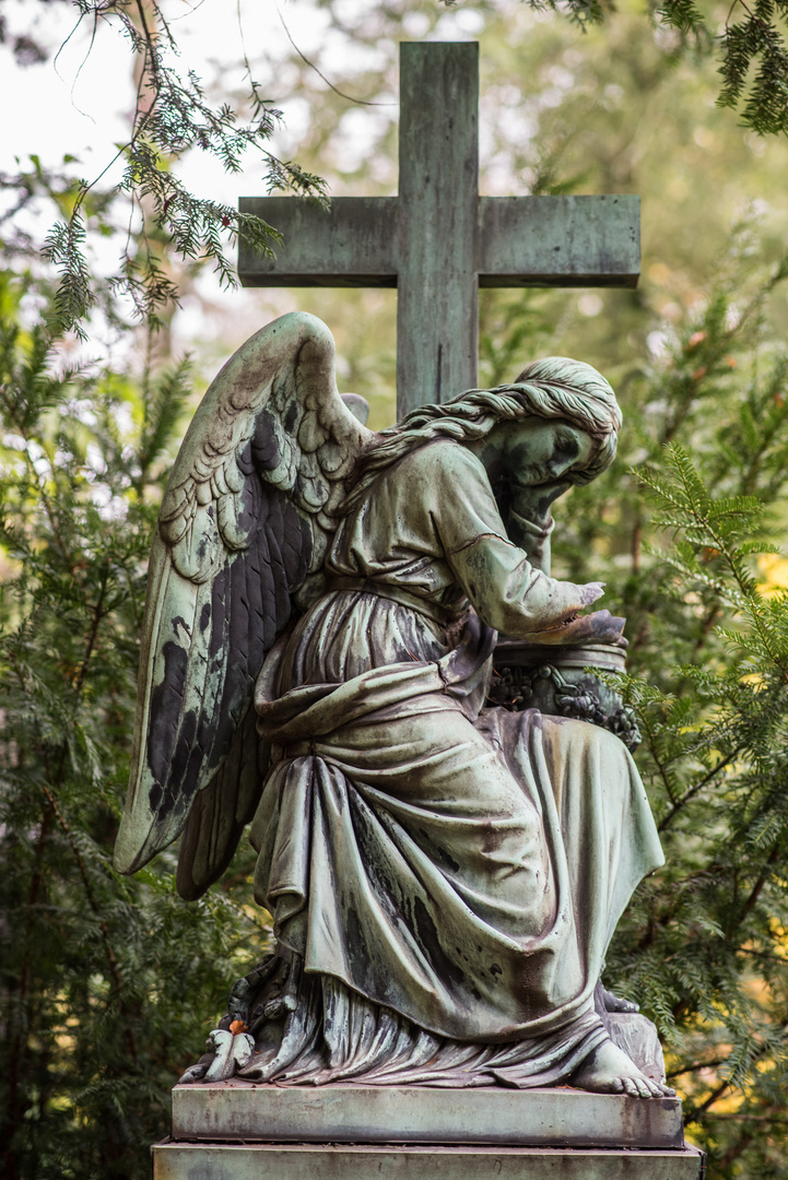 Engel mit Kreuz auf dem Frankfurter Hauptfriedhof