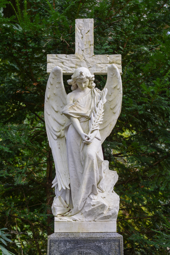 Engel mit Kreuz und Palmzweig auf dem Frankfurter Hauptfriedhof