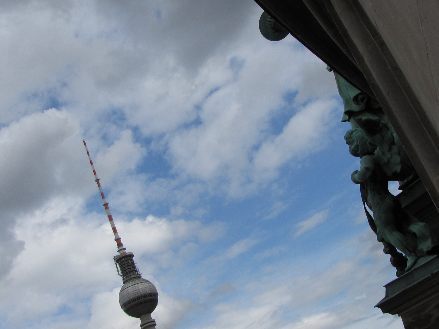 Engel schaut auf den Berliner Fernsehturm