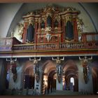 Engel tragen Orgel-Empore