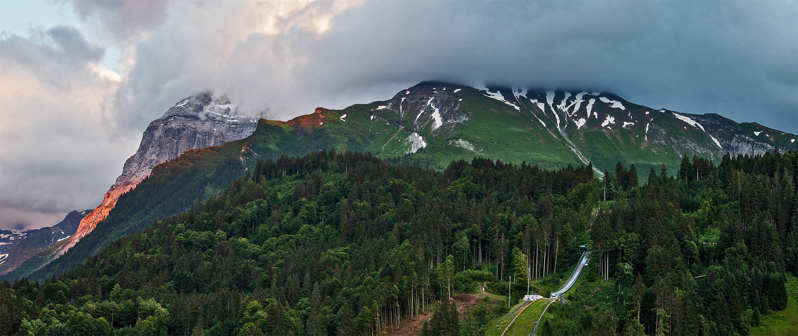 Engelberg am Abend mit Sprungschanze