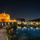 Engelsburg und Brücke bei Nacht 