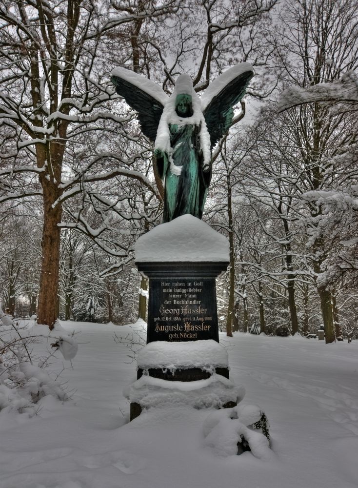 Engelstatue im Schnee