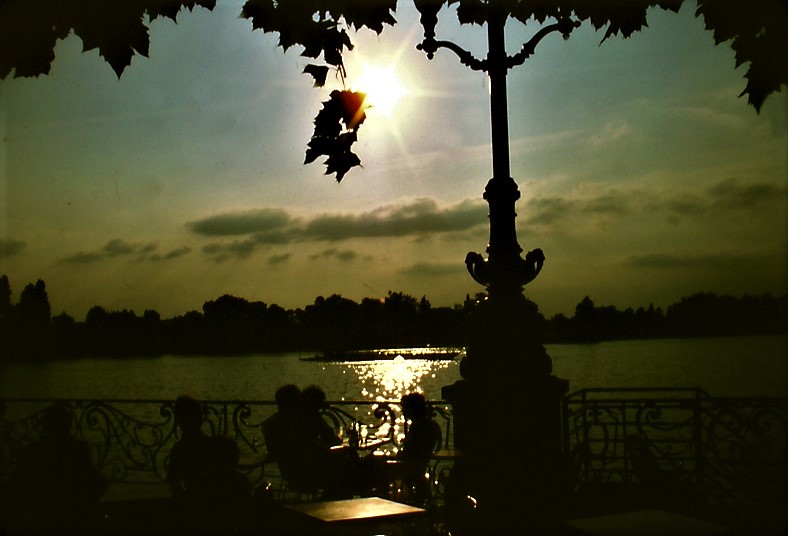 Enghien, un soir au bord du lac 