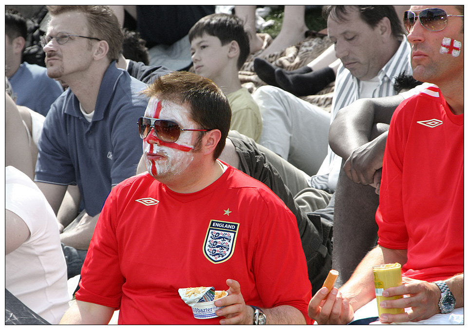 Englische Fußballfans beim Genuss bayerischer Spezialitäten