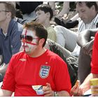 Englische Fußballfans beim Genuss bayerischer Spezialitäten