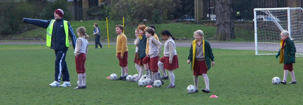 Englische Kinder beim Sport 2 von Britta Stengl