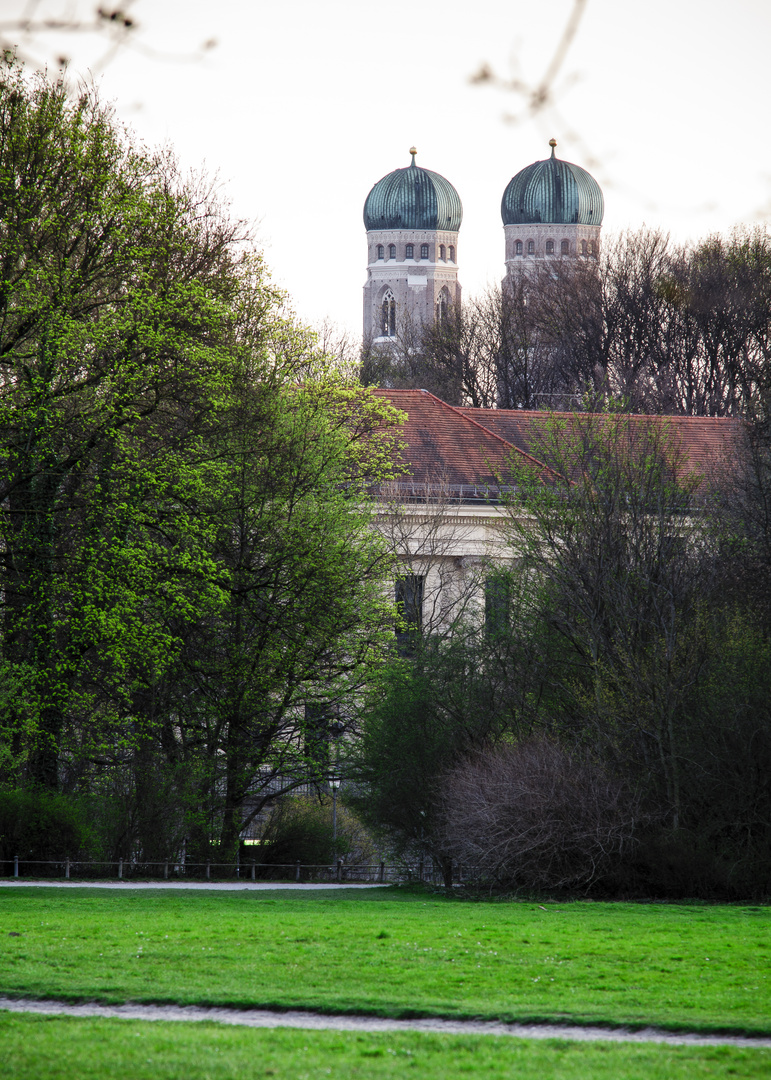 Englischer Garten mit Blick auf Frauenkirche