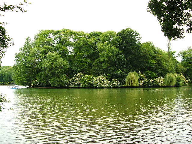 Englischer Garten Munchen Insel In Der Nahe Des Seecafes Foto