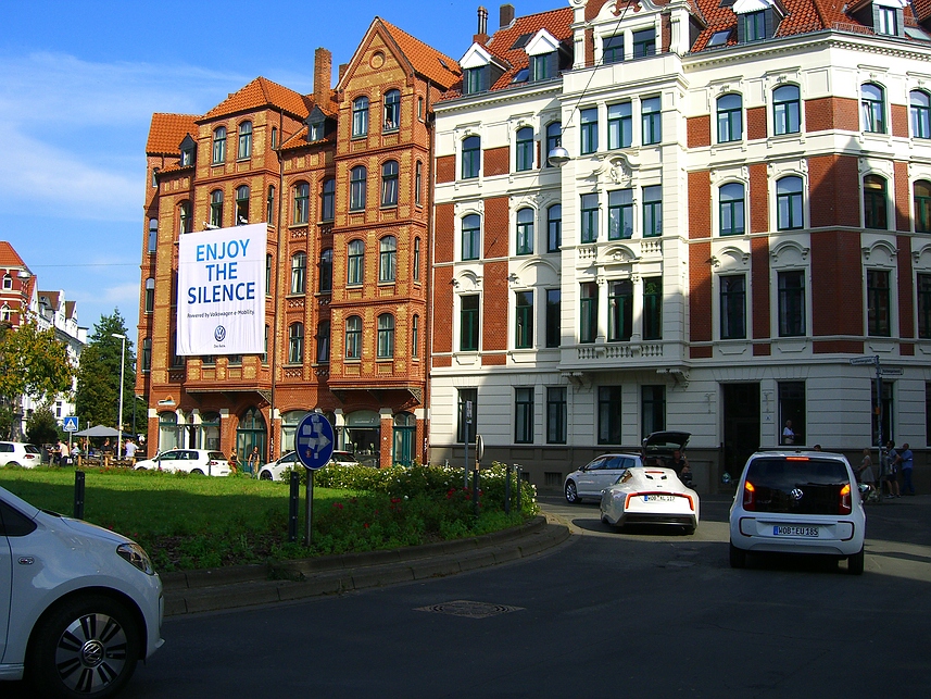 ENJOY THE SILENCE by VOLKSWAGEN e-Mobility am Lichtenbergplatz in Hannover-Linden 4/4