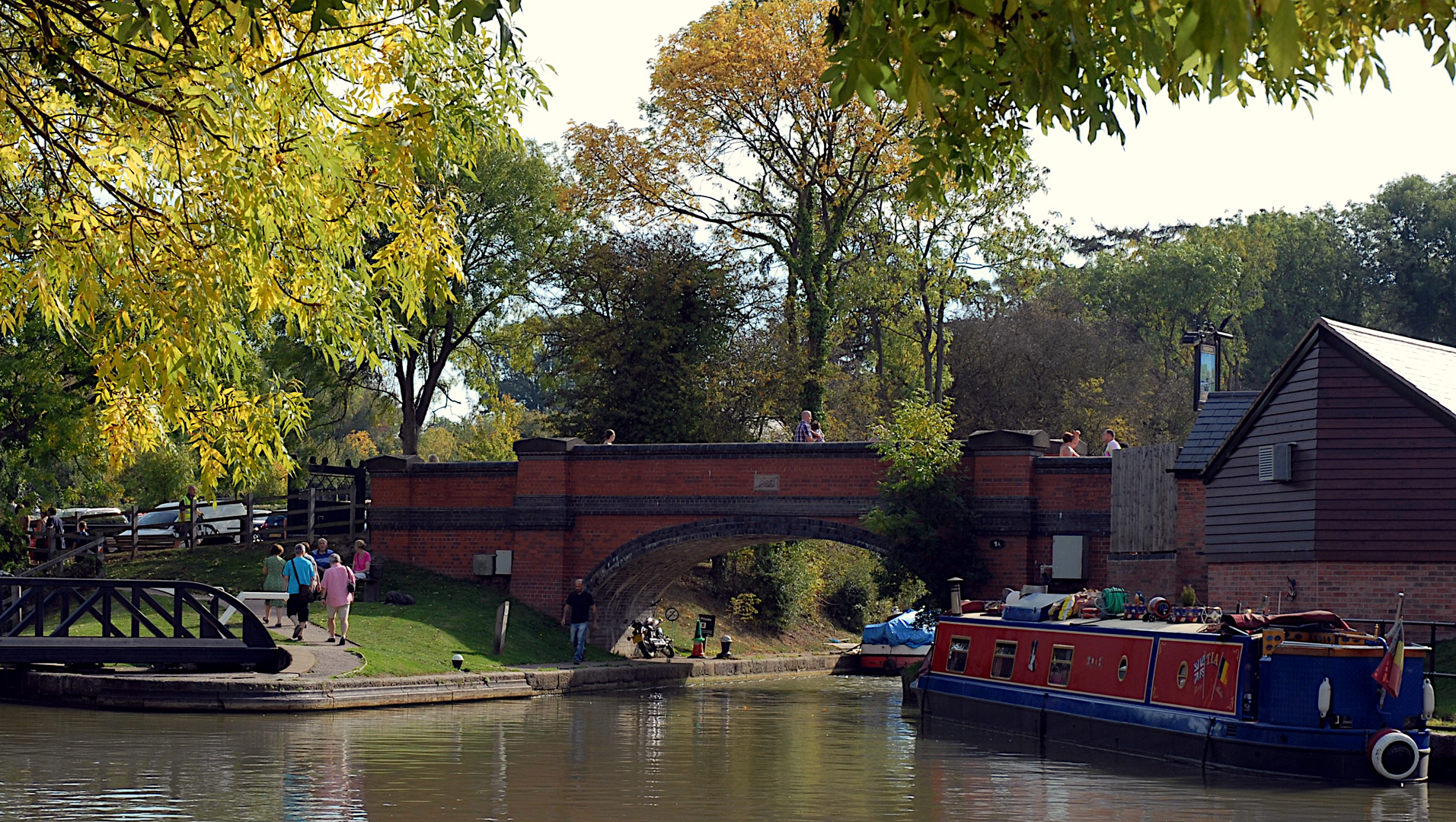 Enjoying a sunny weekend on the Grand Union Canal (Leicestershire)