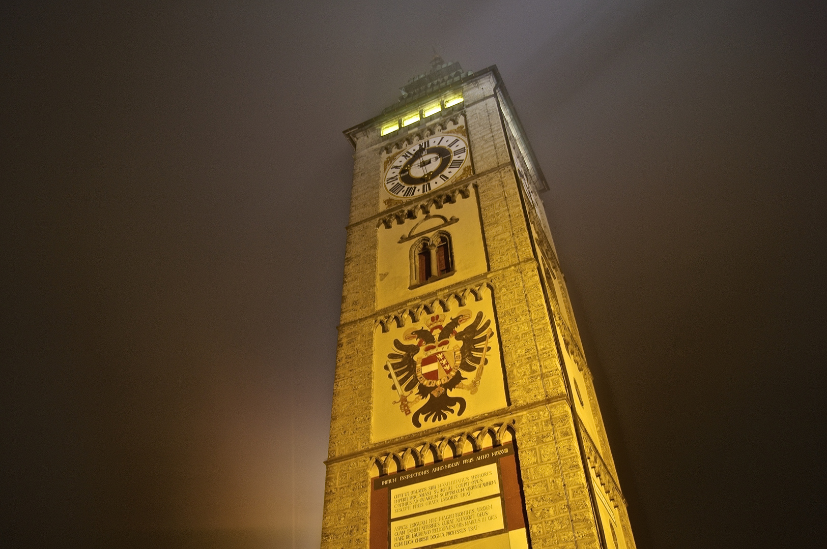 Ennser Stadtturm bei Nacht und Nebel