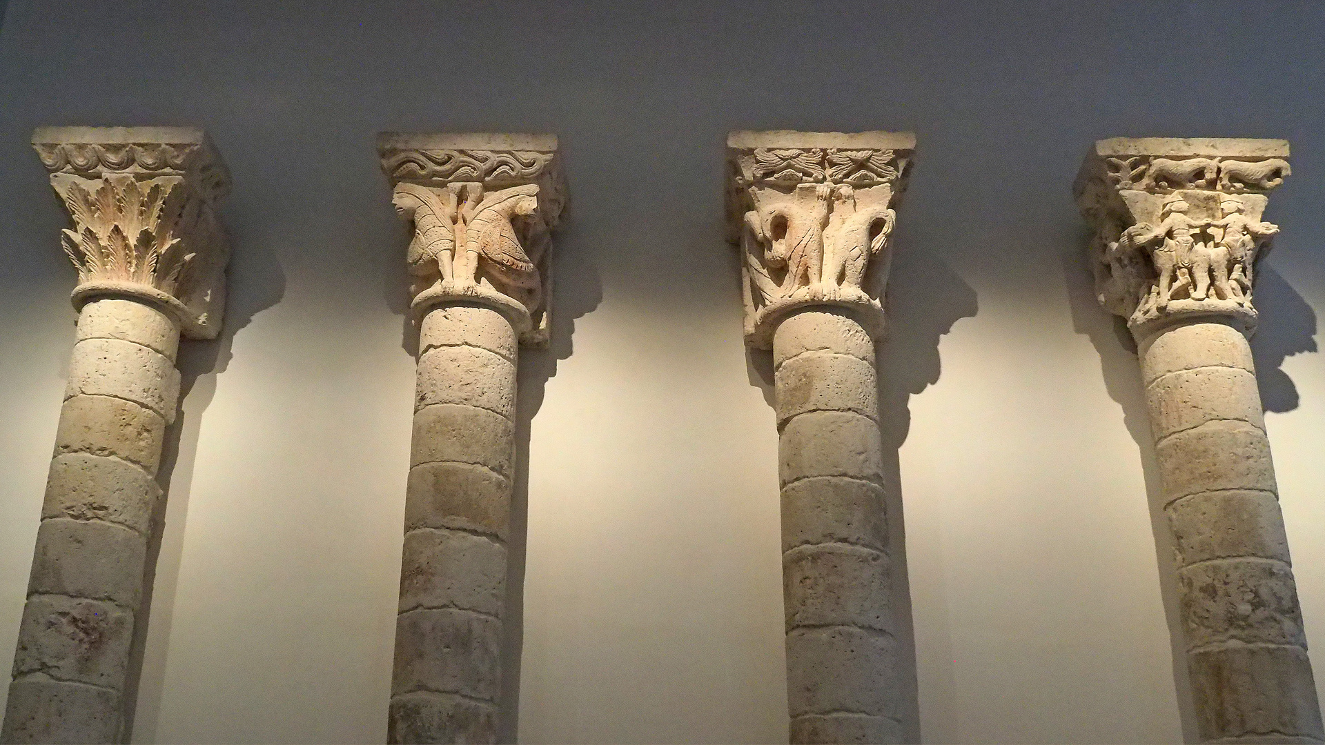 Ensemble de colonnes et chapiteaux de style Roman