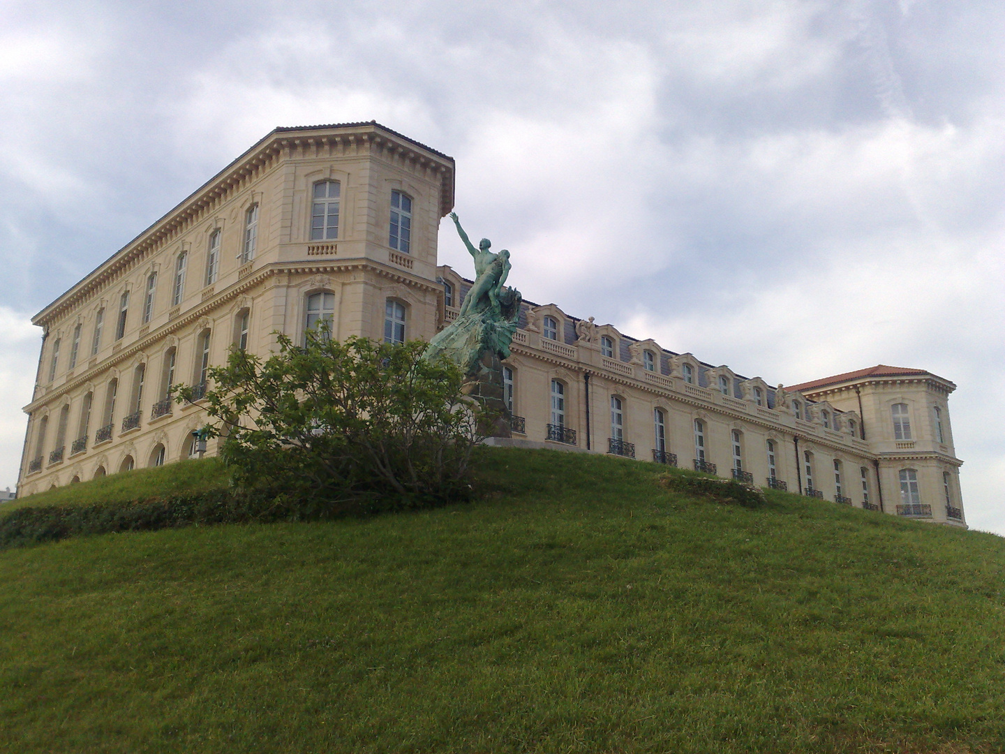 Ensemble du Palais du PHARO et de la tatue