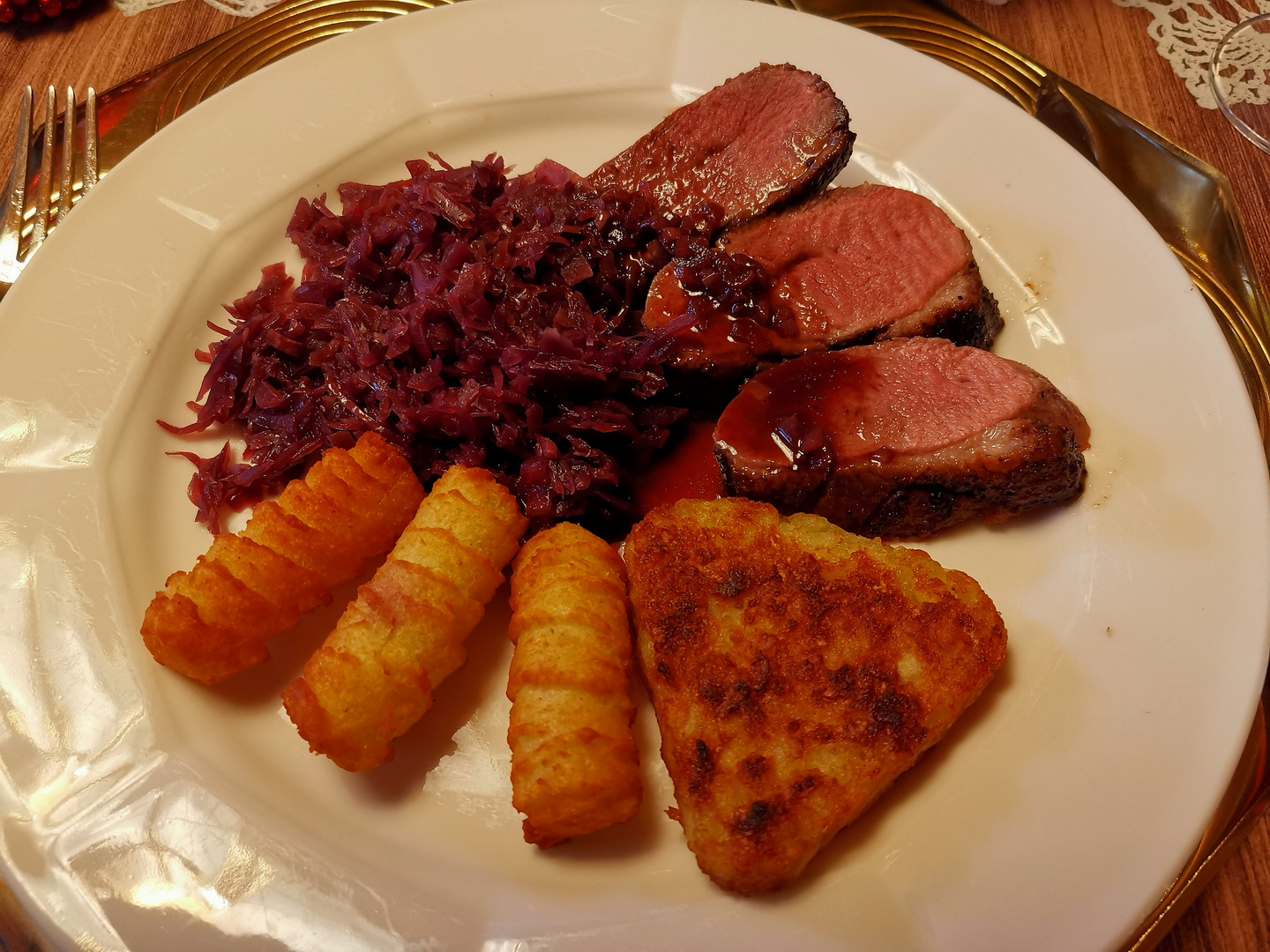 Entenbrust mit Rösti, Kroketten, Rotkohl in Schalotten Rotwein Sauce ...