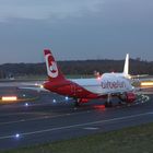 Entenmarsch in der Blauen Stunde-DUS Airport