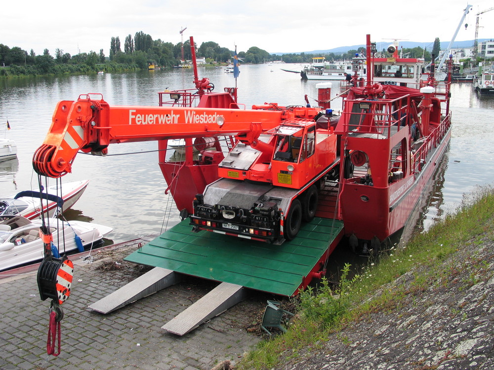 Entladung Löschboot Wiesbaden Mainz