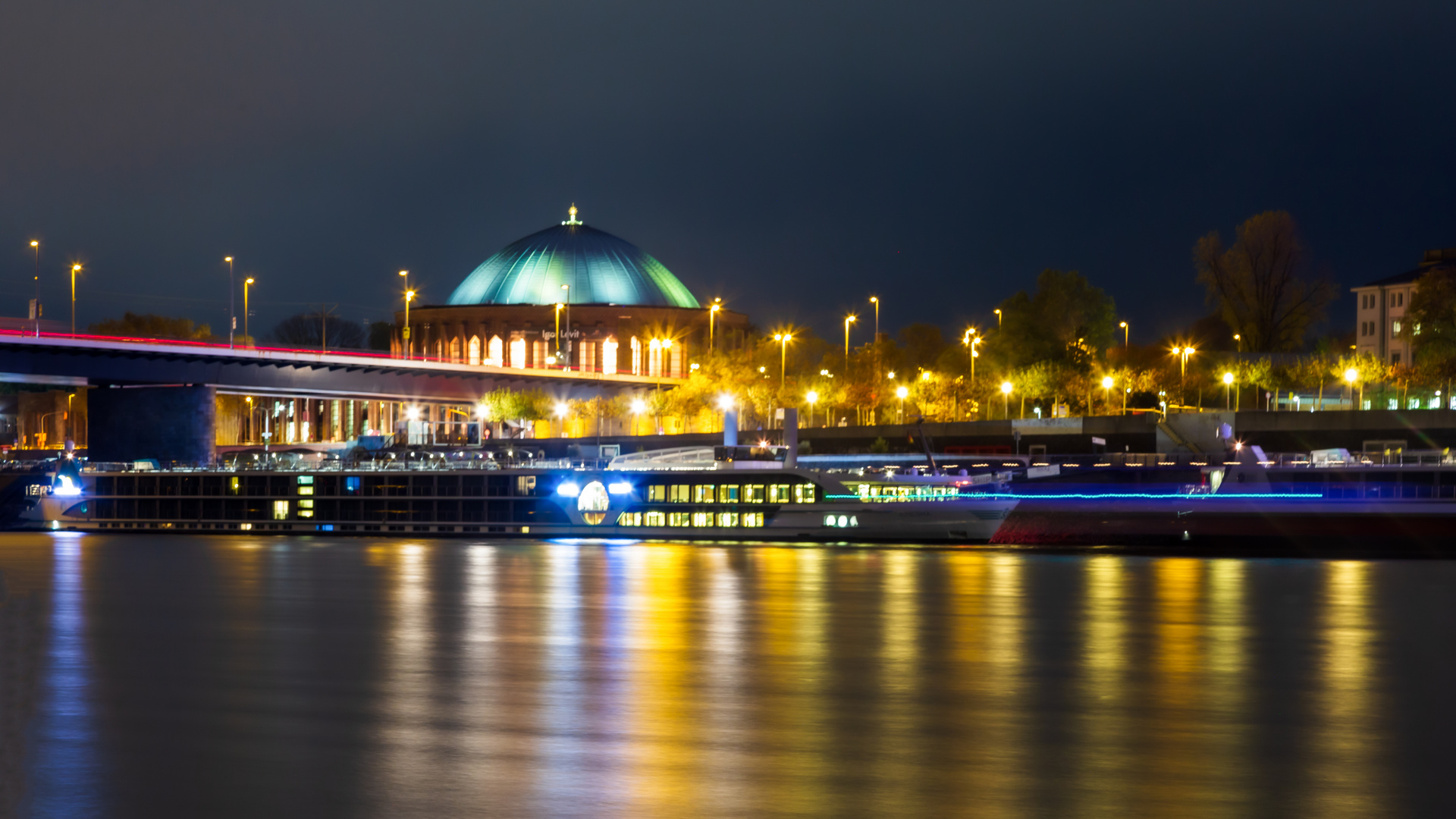 entlang am Düsseldorf-Rhein