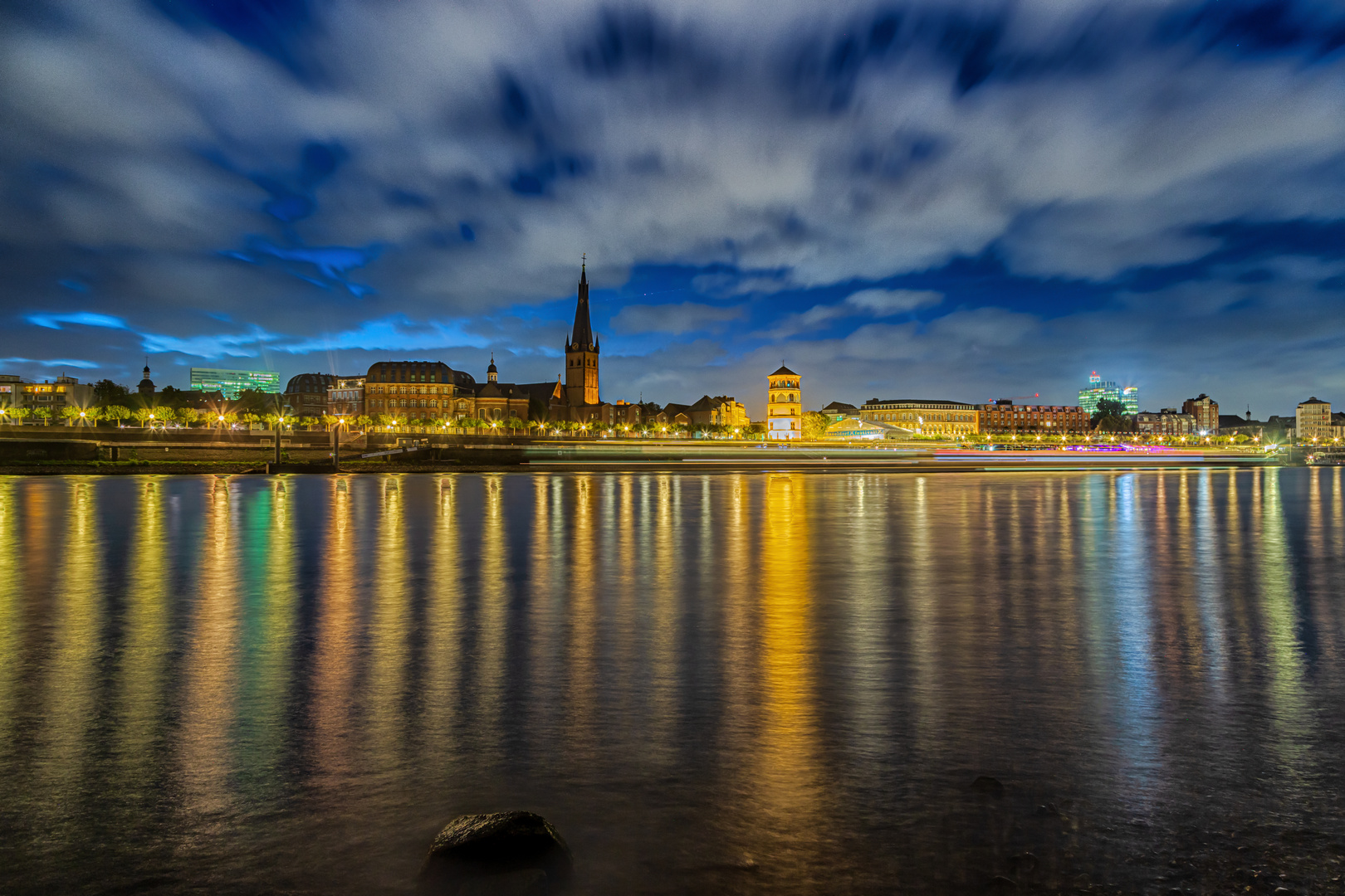 entlang am Düsseldorf-Rhein