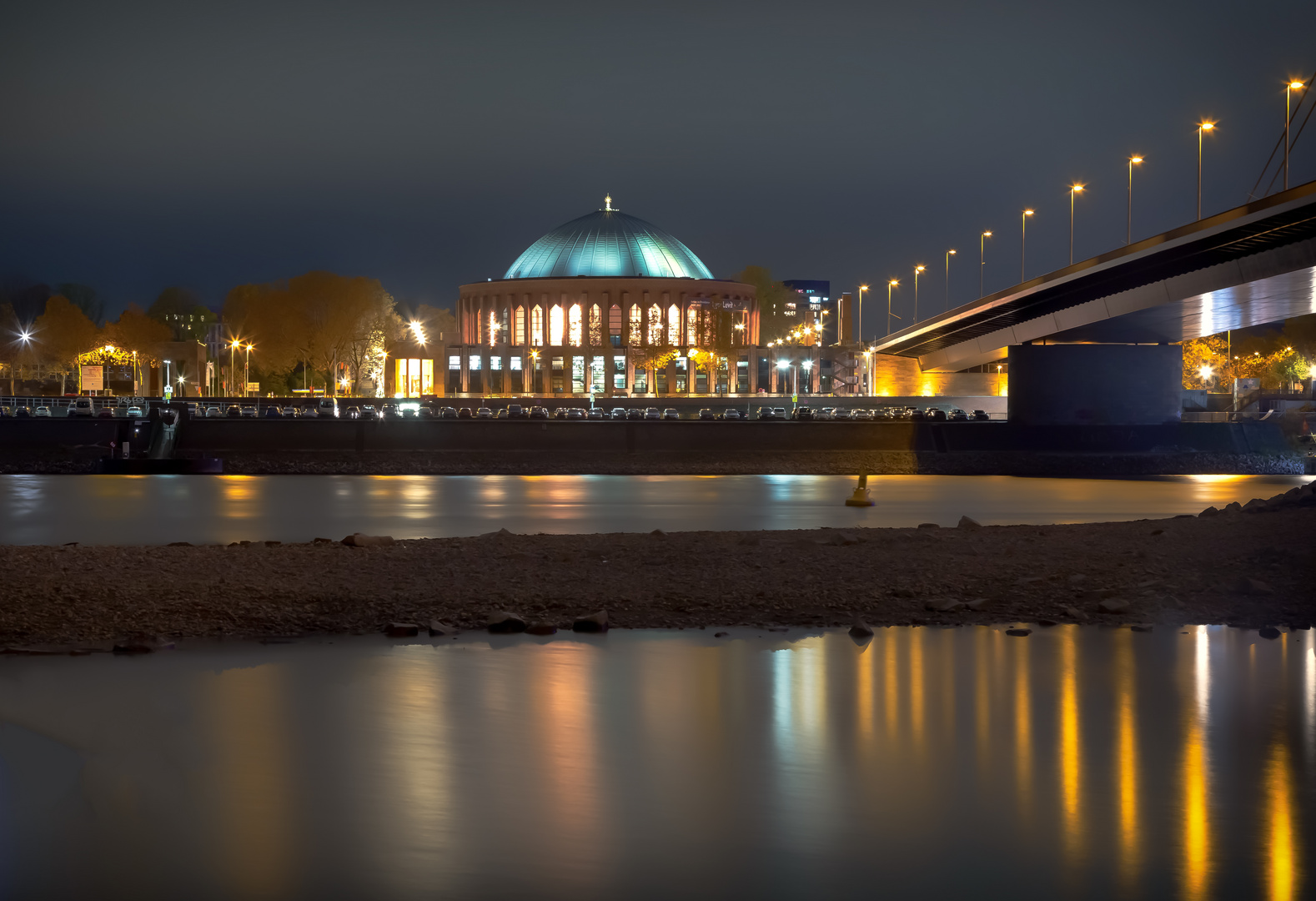 entlang am Düsseldorf-Rhein