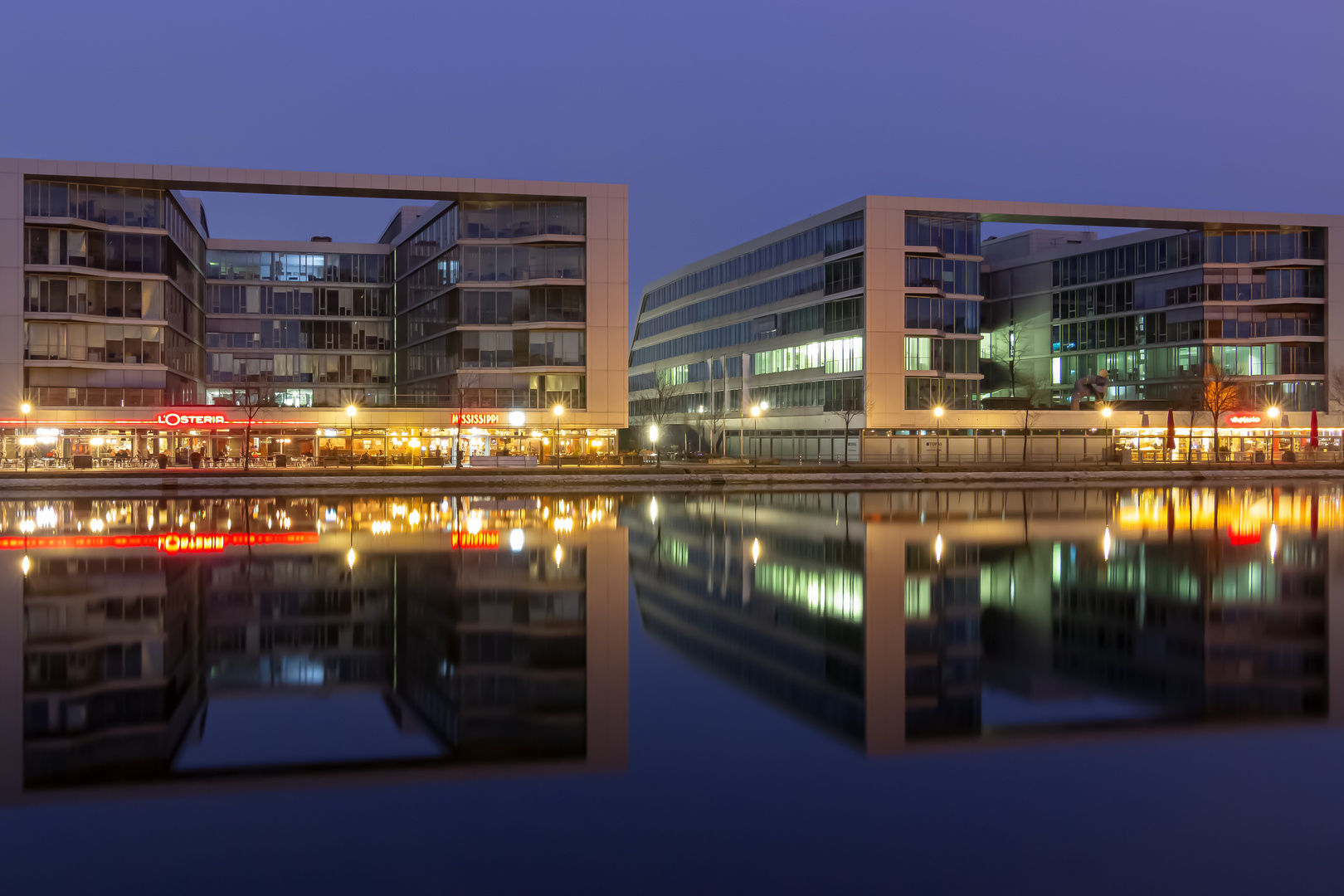 entlang am Duisburg Innenhafen