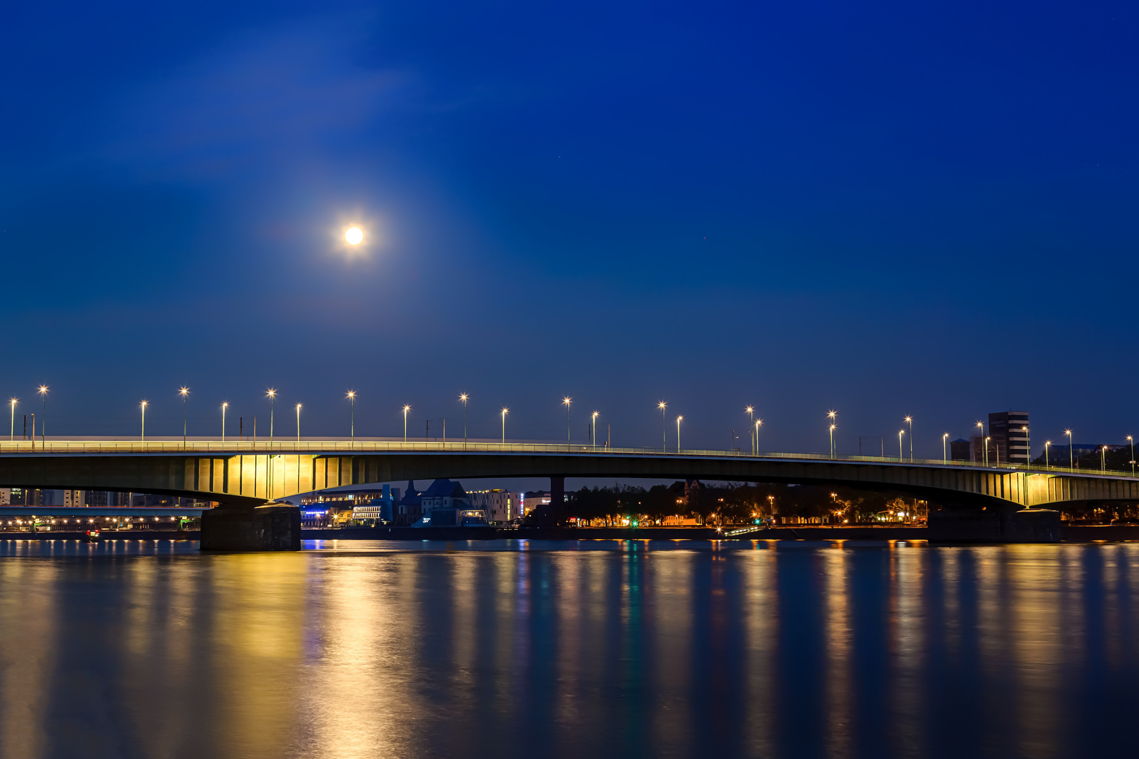 entlang am Rhein-Köln