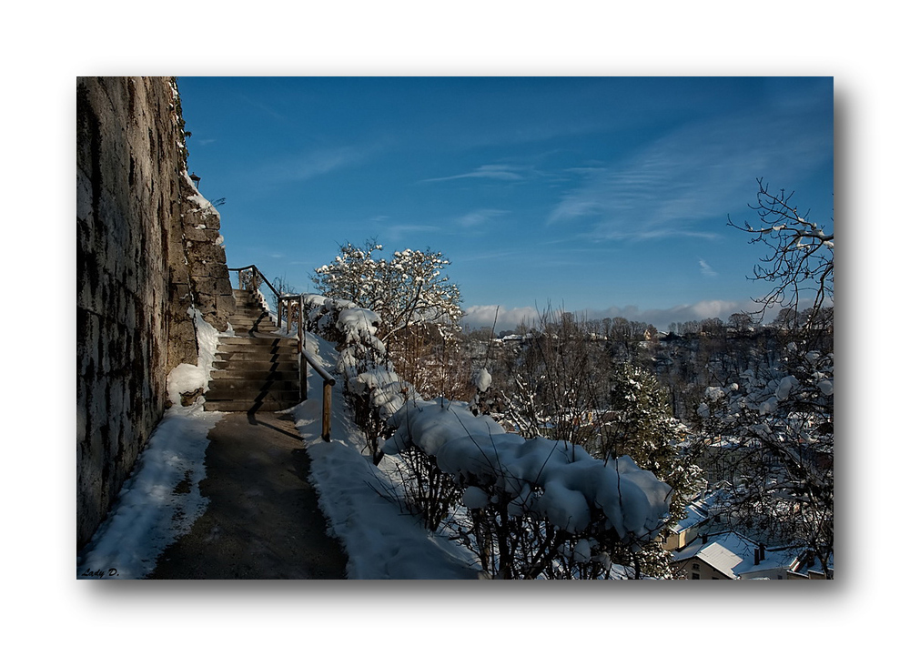 entlang der Burgmauer