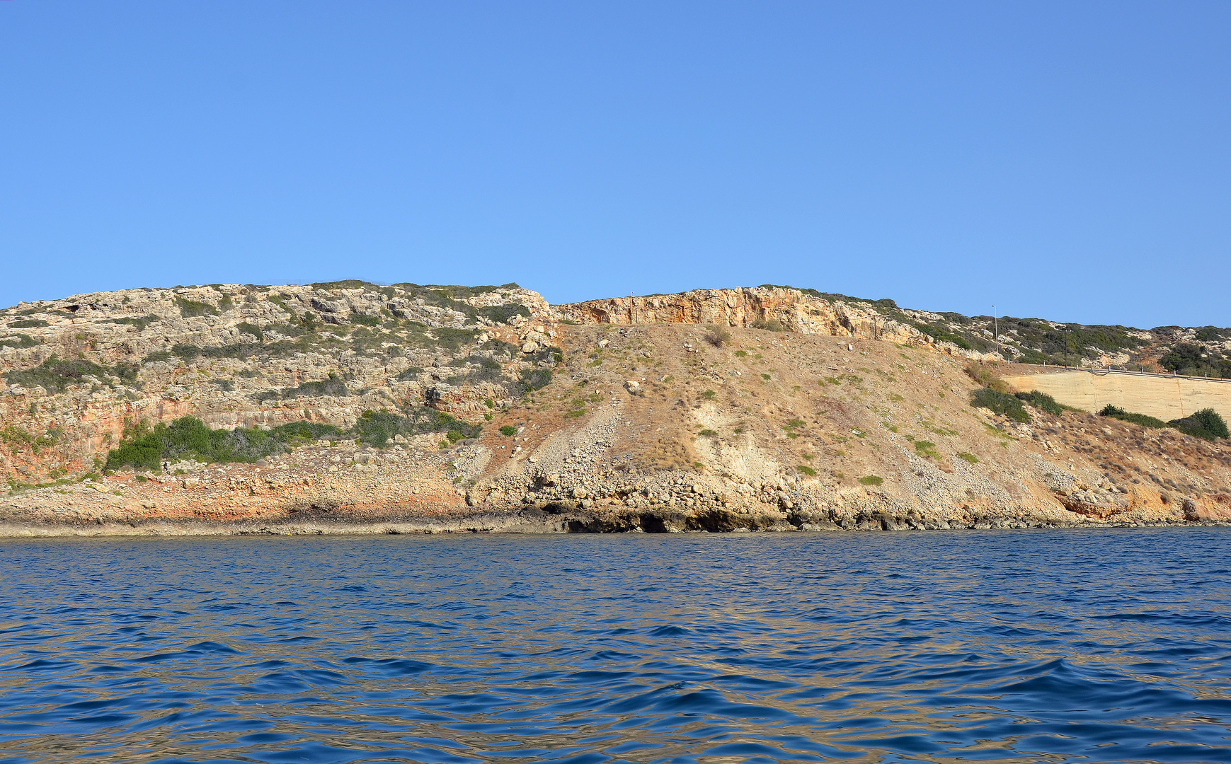 Entlang der Felsküste bei Skaleta auf Kreta