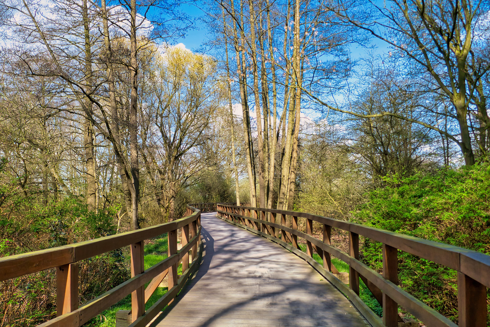 Entlang der Holzbrücke im Landschaftspark