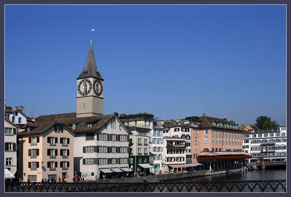 Entlang der Limmat mit St. Peter Kirche ...