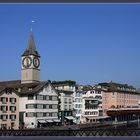 Entlang der Limmat mit St. Peter Kirche ...