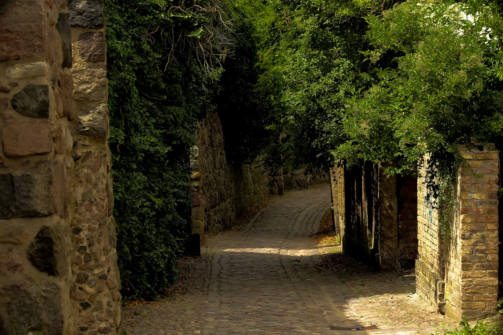 Entlang der Stadtmauer in Templin