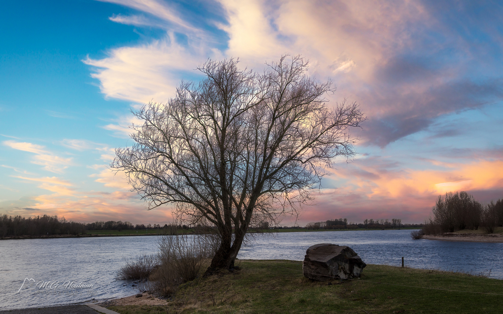 Entlang der Uferpromenade während des Sonnenuntergangs