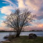 Entlang der Uferpromenade während des Sonnenuntergangs