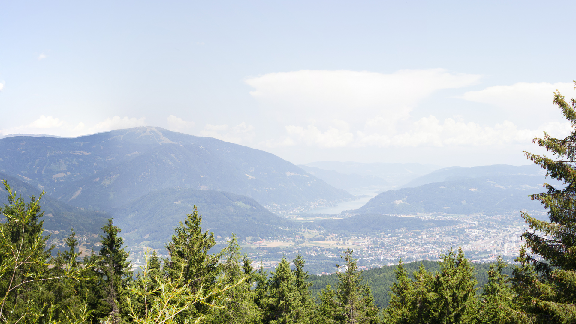 Entlang der Villacher Alpenstraße, Blick bei trüber Sicht auf dem Ossiacher See