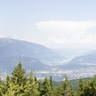 Entlang der Villacher Alpenstraße, Blick bei trüber Sicht auf dem Ossiacher See