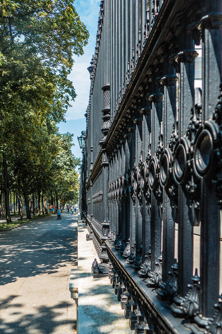 Entlang des Burggartenzauns am Burgring in Wien