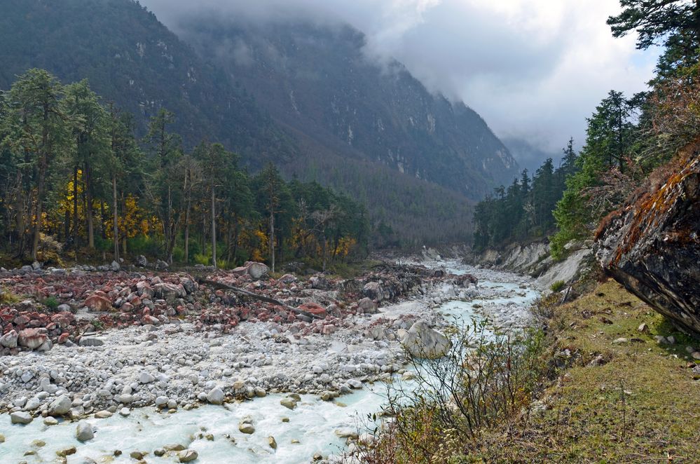 Entlang des Dudh Khola auf dem Manaslu-Trek