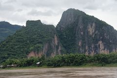 entlang des flußes stehn felsen, laos 2010