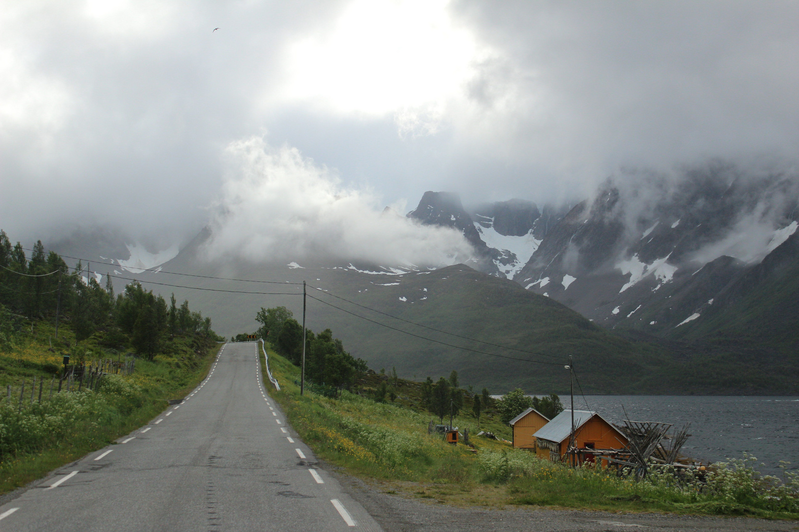 entlang des Øksfjorden (Nordnorwegen, Finnmark Fylke)