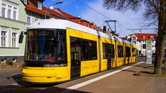 ENTLANG DES SCHIENENWEGES DIESER FLEXITY STEHEN ANDREASKREUZE