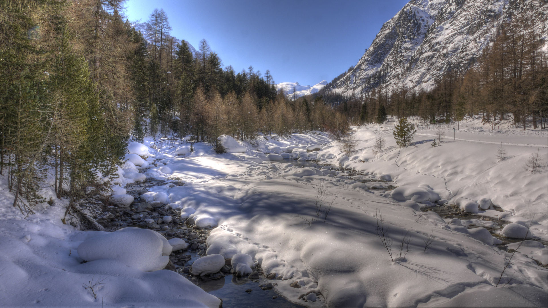 Entlang des Wanderweges im Roseggtal im Engadin