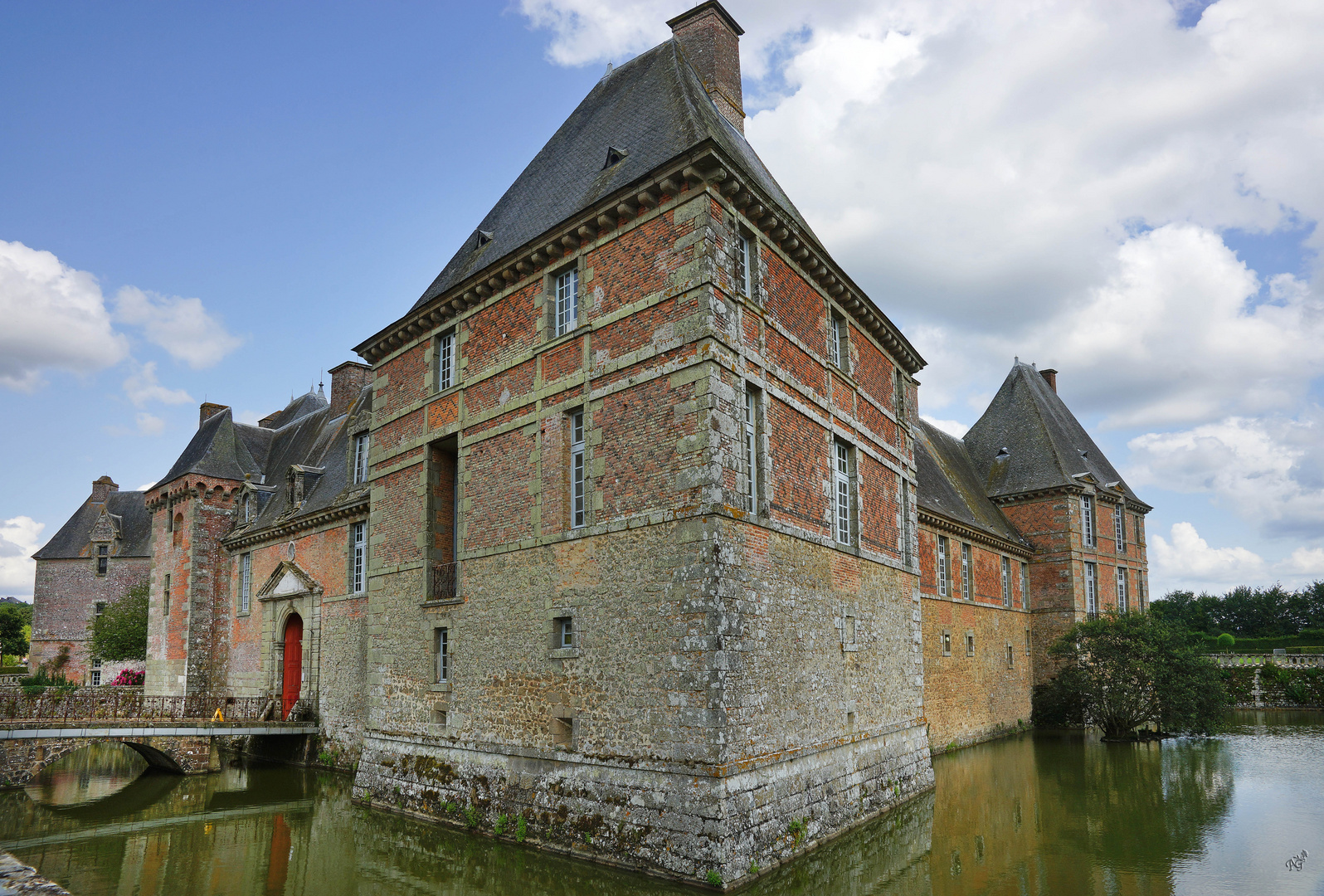 Entouré d'eau... le château de Carrouges