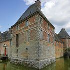 Entouré d'eau... le château de Carrouges