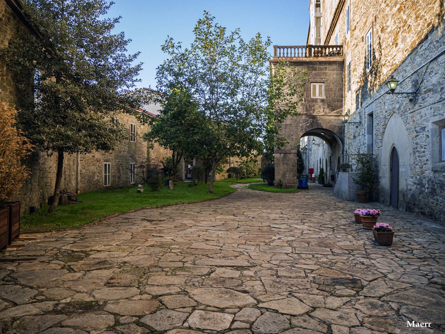 Entrada de las mercancías al Parador Nacional de Los Reyes Católicos.