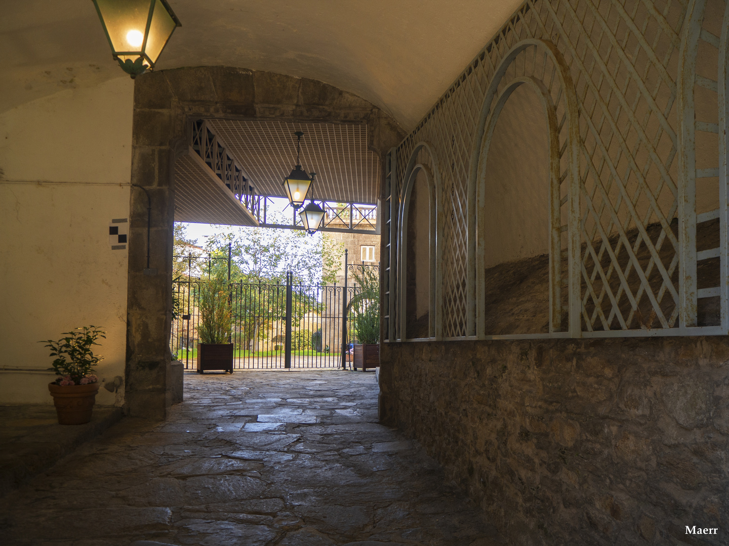 Entrada de servicio del Parador Nacional de Los Reyes Católicos.