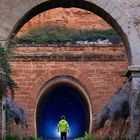 Entrada de túnel de vía de tren abandonada 