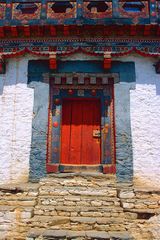 Entrance door into the middle yard of the temple