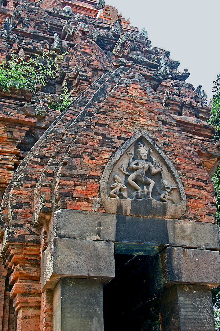 Entrance in the Po Nagar tower